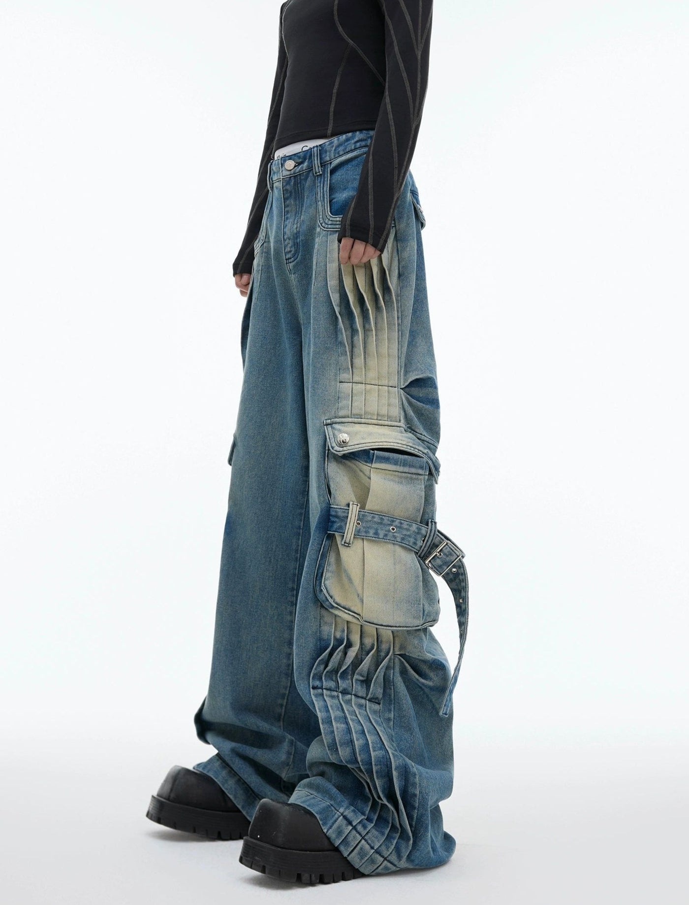 Multi-Detail Pleated and Faded Jeans